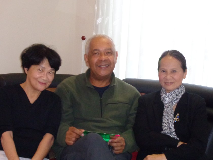 En compagnie de mon ex-collègue, Nguyet Aï, à droite, professeur de français exceptionnelle et, à gauche, My Hanh, ex bibliothécaire du Cercle francophone de Dalat.