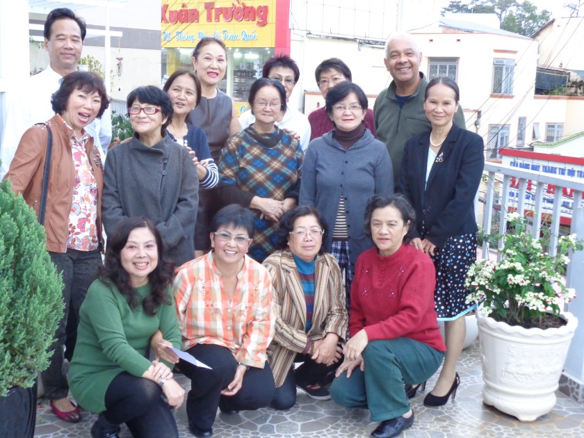 Ex-collègues et ami(es), réunis au domicile de Madeleine, au centre-ville de Dalat, le 22 novembre