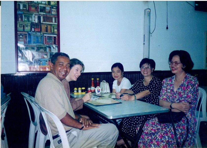 En compagnie des professeurs du département de français lors d'une journée pédagogique à Saïgon, en décembre 1997. De gauche à droite, Marianne Capouet, conseillère pédagogique belge, Lan Huong, My, et Anh.