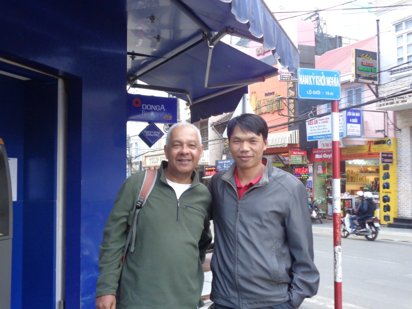 Avec Bao Duy au centre-ville de Dalat. Bao Duy est maintenant marié, a deux enfants, et travaille dans l'informatique. Ci-dessous, à ma gauche, Bao Duy, entouré de ses amis, venus me rendre visite à l'université, seize ans plus tôt!