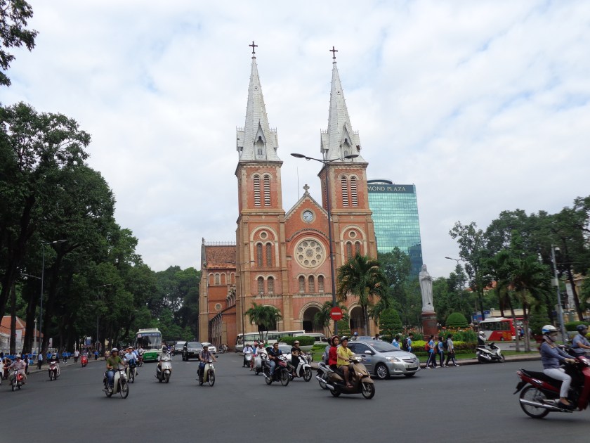 La cathédrale Notre-Dame, construite entre 1887 et 1891. La brique rouge est d'origine de Toulouse.