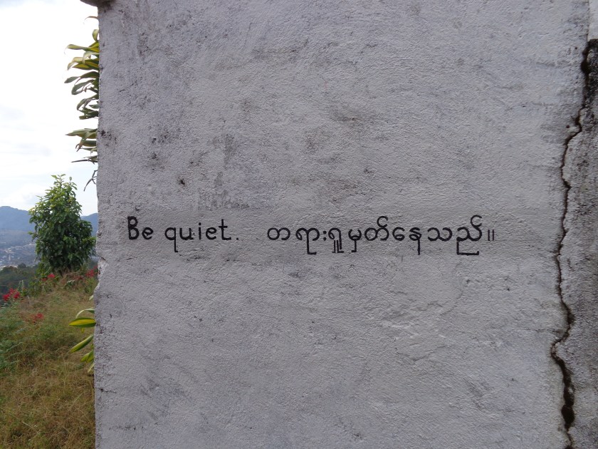 À l'entrée d'une pagode...