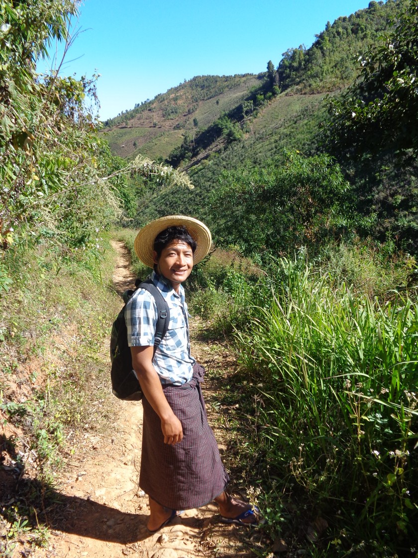 Maung Lan, vêtu, comme la plupart des Birmans, du longyi traditionnel. 