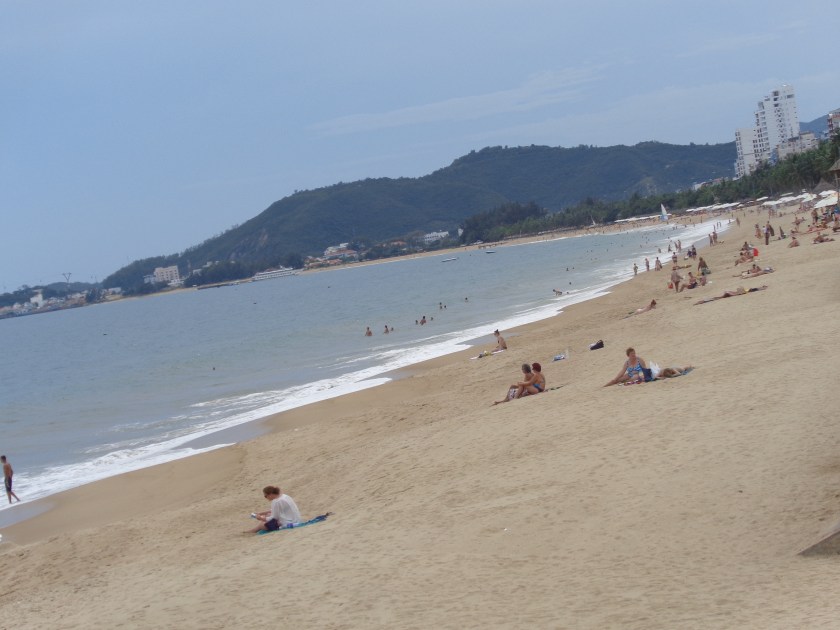 Sur la grande plage de Nha Trang, la majorité des touristes parle russe. Plusieurs vols directs par semaine relient maintenant la Russie à l'aéroport de Nha Trang.