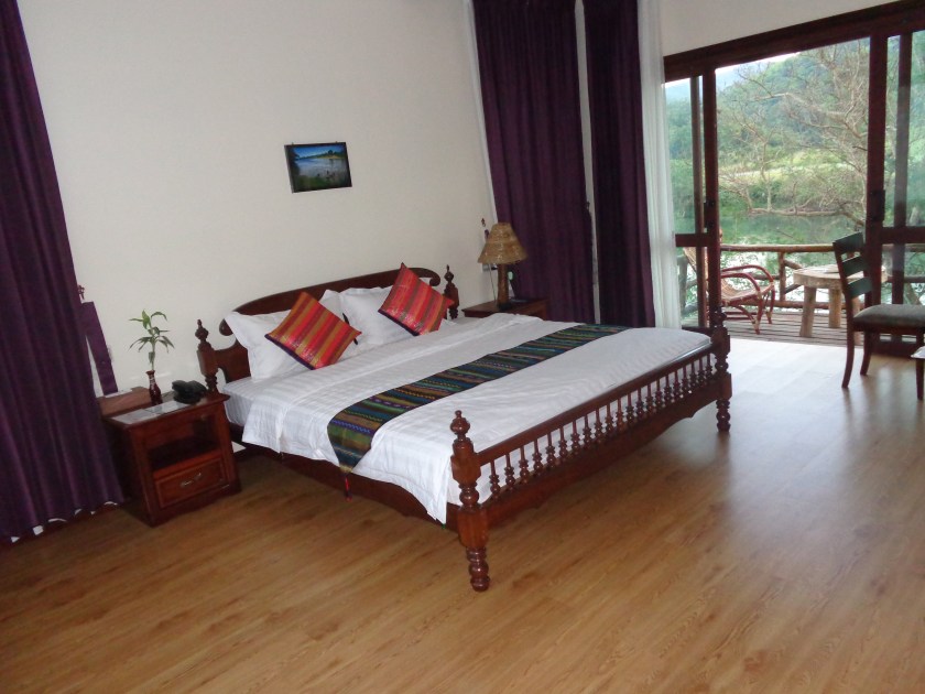 Riverview Lodge et balcon, au bord de la rivière, à trente minutes de marche de Hsipaw.