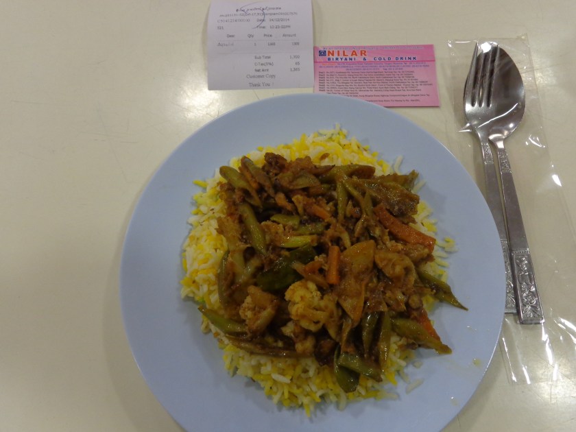 Plat de riz assaisonné de légumes au curry