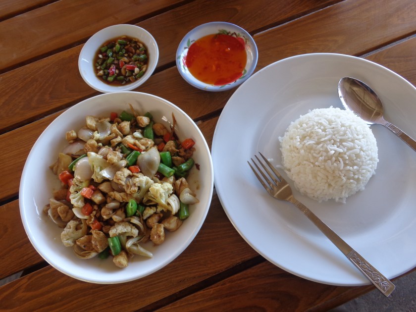 Plat de poulet et légumes accompagné de piments verts et rouges de la région. Prix: 3500 kyats, (Can$3.50)