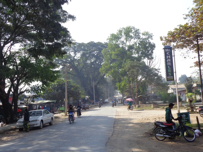 Hsipaw, rue principale. Ci-dessous, une marchande typique avec ses produits sur son vélo