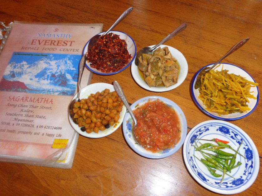 Condiments de cuisine népalaise accompagnant un plat simple de riz blanc et de légumes