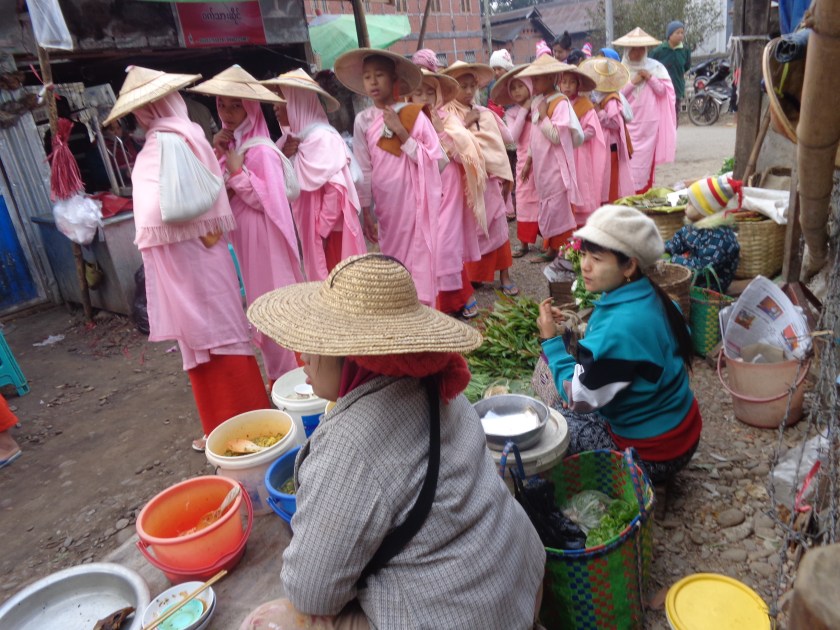 En quittant le marché, un autre groupe de novices entre sur les lieux... 