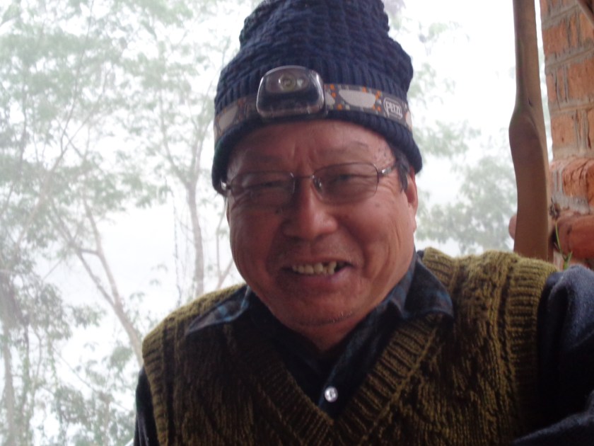 Mr. Charles, 78 ans, est une véritable institution à Hsipaw. Ayant débuté sa carrière comme marchand de thé, il s'est reconverti, il y a 20 ans, dans l'hôtellerie, et possède aujourd'hui presque le monopole des chambres disponibles à Hsipaw...