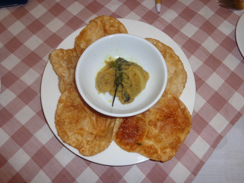Petit déjeuner indien à l'hôtel: chapatis avec, au centre, pommes de terre épicées au curry 