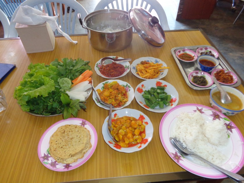 Un repas mémorable! Huit différentes assiettes de condiments qui accompagnent un plat de légumes au curry. Une expérience remarquable. Le prix? 1800 kyats, Can$1.80!!! 