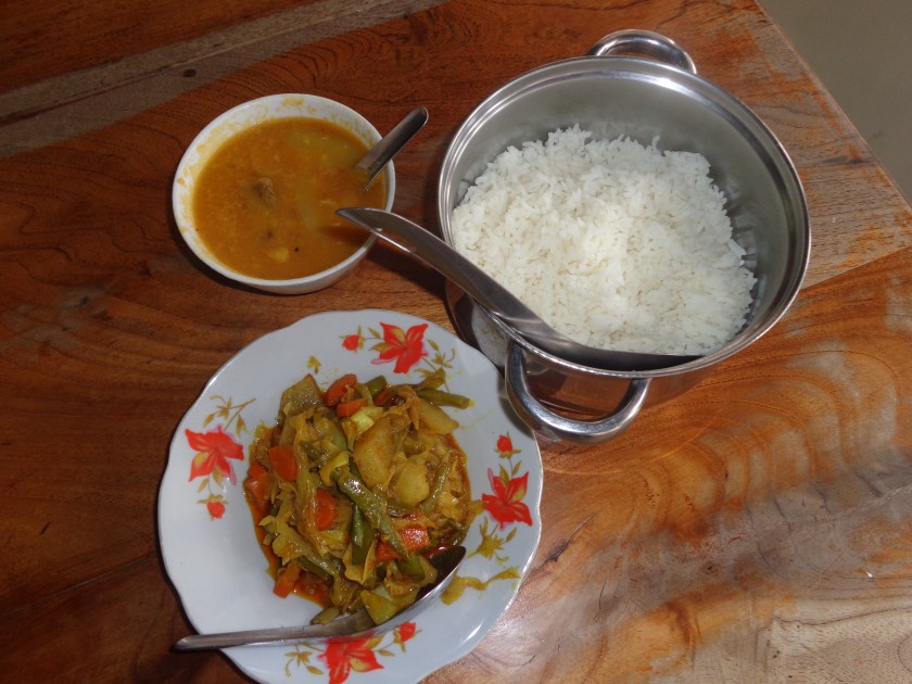 Plat de légumes au curry, accompagné de riz blanc et d'une soupe aux pois. Prix: 2500 kyats (Can$2.50)