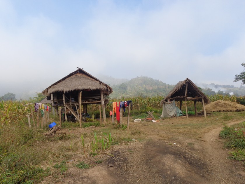 Les conditions de vie dans les villages sont rudimentaires. Les maisons n'ont souvent ni électricité ni eau courante...