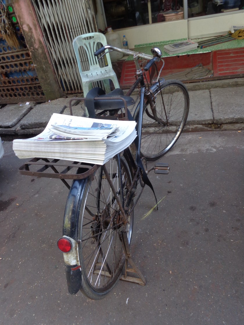 Yangon, livraison de journaux...