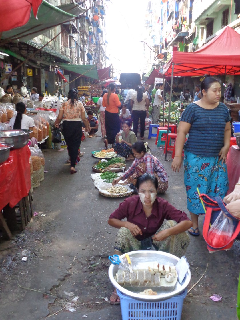 Yangon, Anawranta Rd et 29th Street. Partout au pays, les femmes (et les enfants) s'enduisent le visage de thanakha, une pâte qui protège du soleil et éclaircit la peau...