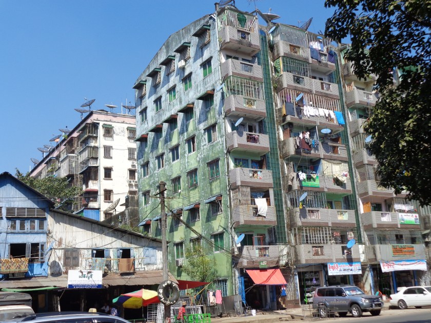 Immeubles résidentiels typiques de Yangon... 
