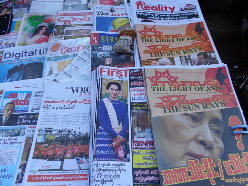 Journaux à Yangon, décembre 2014