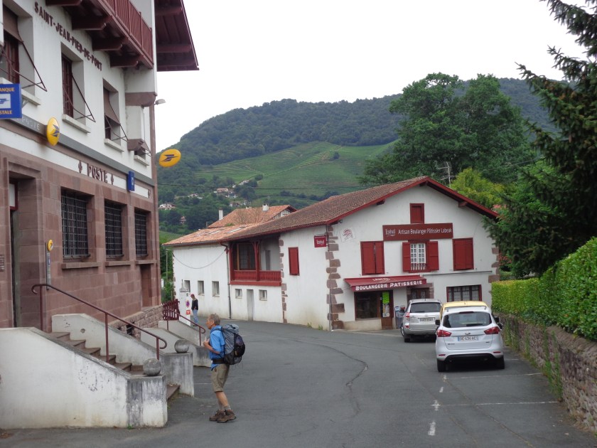 La boulangerie Lebeak et,, ci-dessous, Solina, à l'œuvre derrière son comptoir... 