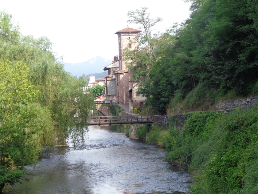 Sentier le long de la rivière La Nive.