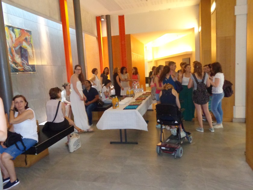 Étudiants regroupés dans le hall de la Maison de la Recherche, vendredi 3 juillet, avant la remise des 