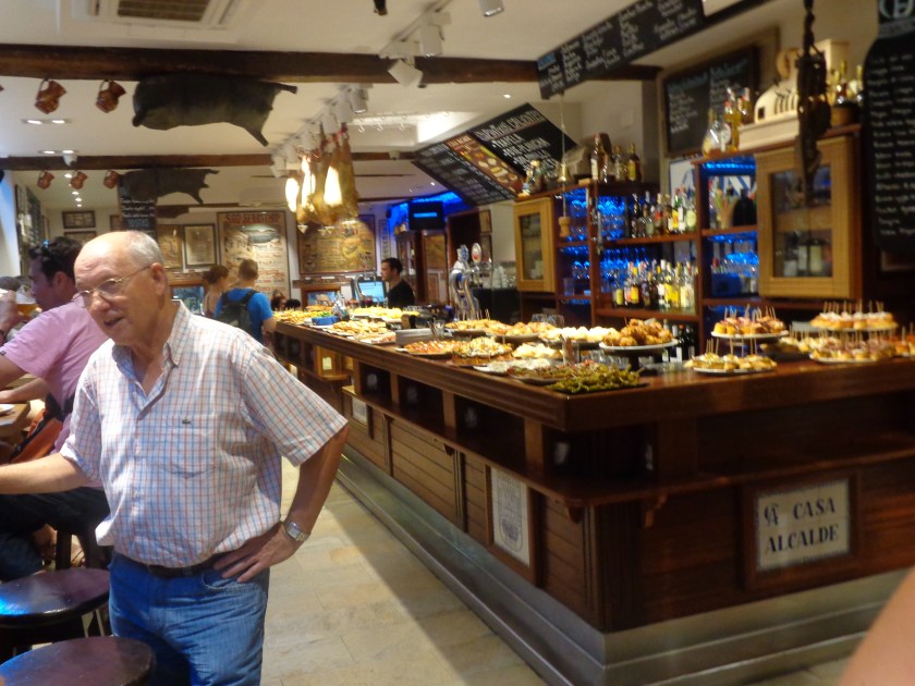 Tapas dans un bar de la vieille ville, San Sébastian, mardi 21 juillet.