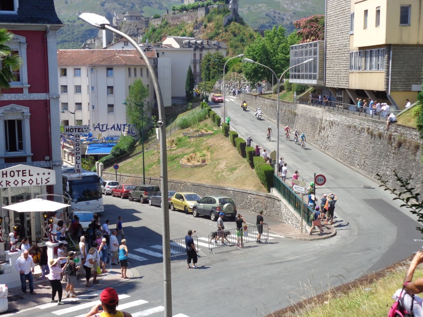Un groupe de 4 échappés devance le peloton d'une quinzaine de secondes à l'entrée de la ville de Lourdes, mercredi 15 juillet