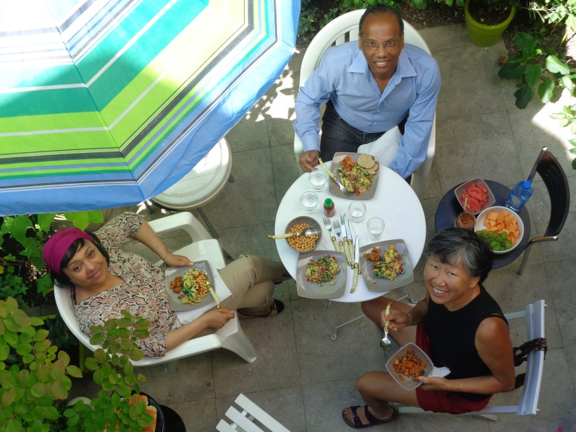 Retour à Paris. Petit-déjeuner dans notre jardin à Belleville, en compagnie de ma soeur et de son mari, dimanche 2 août.