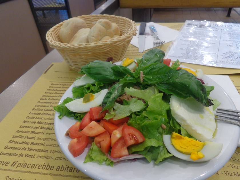 Salade de thon, dégustée à une table commune au marché San Ambrogio