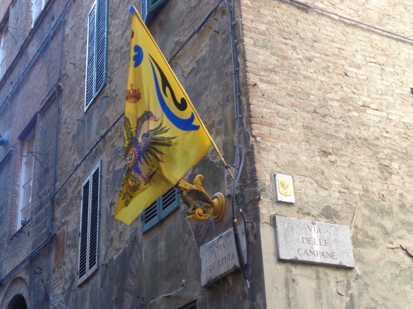 Drapeau de quartier à Sienne.