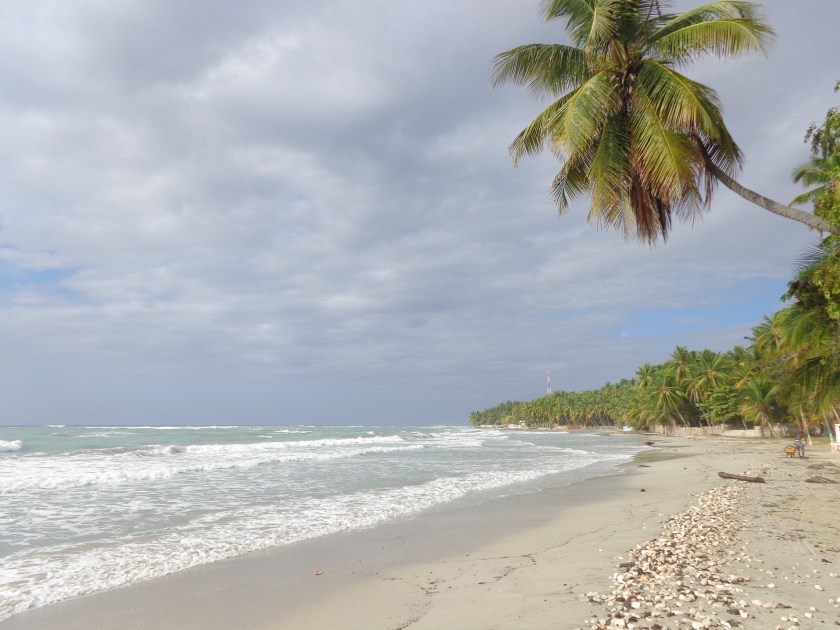 Une fois passées les plages de Jacmel, comme celle de Kabic, ci-dessus, le paysage, en allant vers l'est, change radicalement...