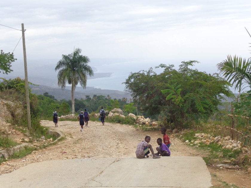 Arrivée à Belle Anse, sur la côte, à l'horizon...