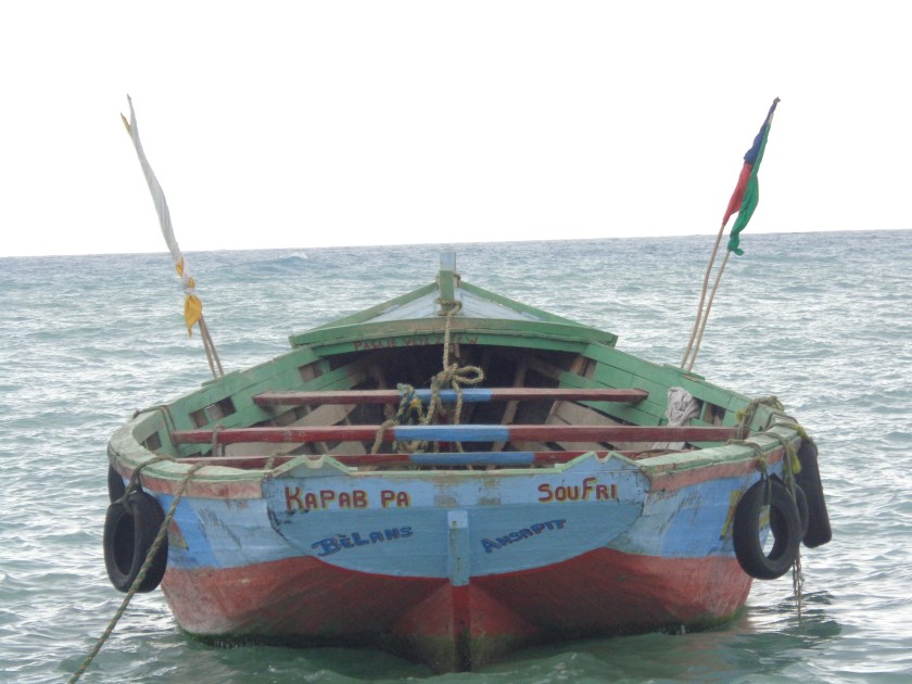"Impossible de ne pas souffrir" affiche la devise de ce bateau qui assure la navette entre Belle Anse et Anse-à-Pitres, à la frontière de la République dominicaine...