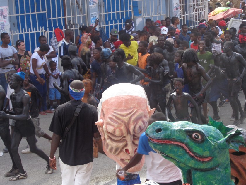 Les participants de certains groupes sont enduits de peinture...