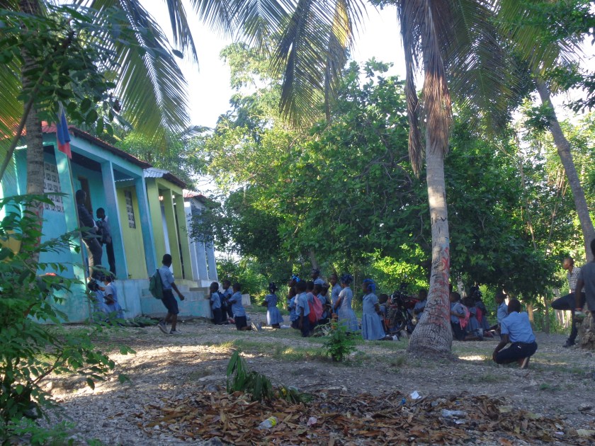 Écoliers devant leur école... 