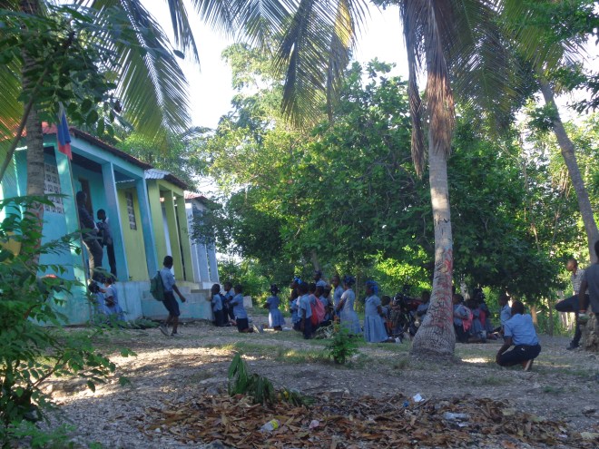 Écoliers devant leur école... 