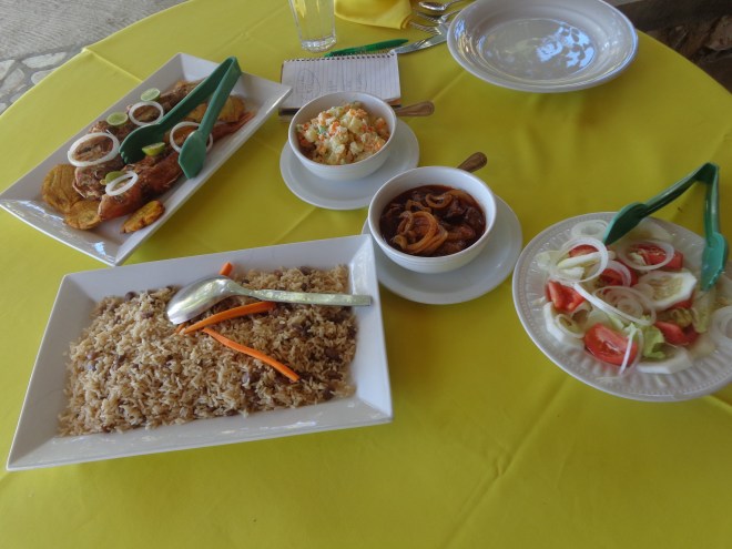 Poisson grillé, plat de bœuf, riz aux pois et salade 