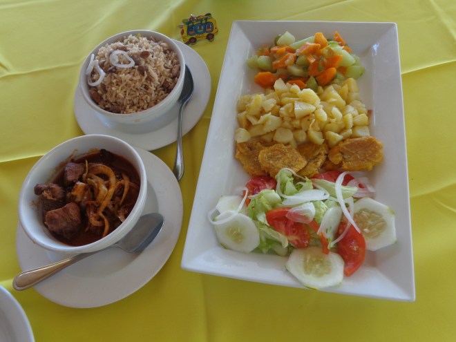 Déjeuner composé de bœuf, de riz et d'une salade