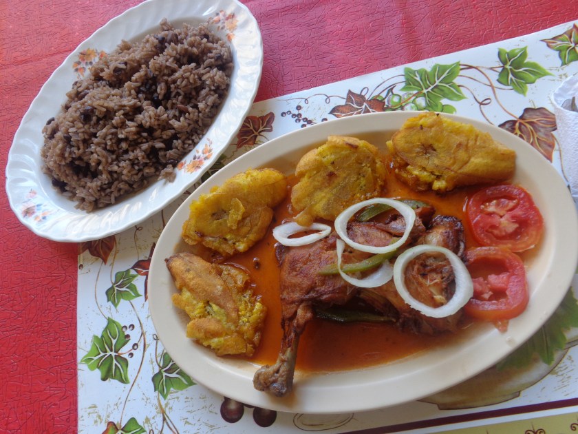 Poulet en sauce accompagné de riz à pois
