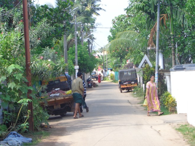 Quartier situé près de la plage, à Alleppey, jeudi 15 décembre. Les marchands viennent tôt le matin vendre leurs produits aux habitants.