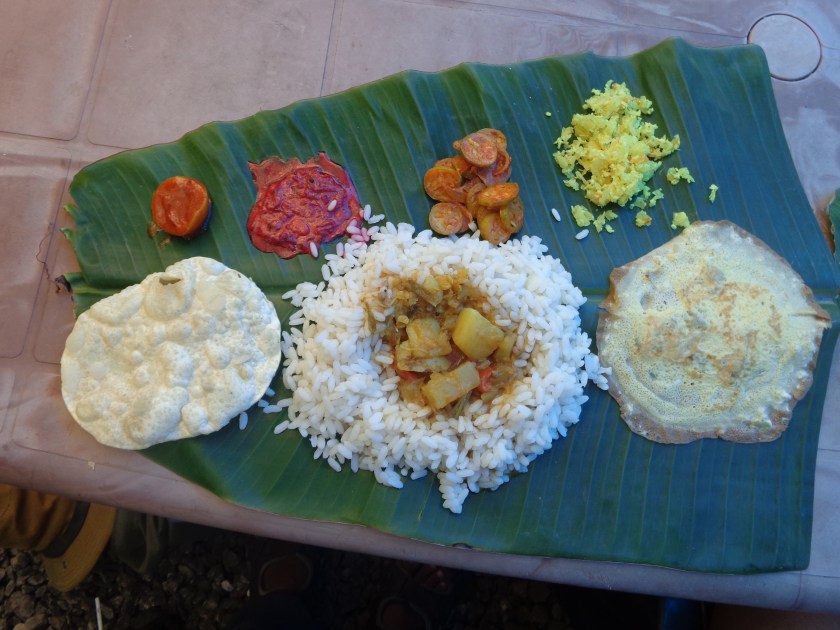Plat traditionnel du sud de l'Inde, le "thali", du riz accompagné de divers condiments et légumes, servi sur une feuille de banane.... Déjeuner au large d'Alleppey, vendredi 16 décembre. 