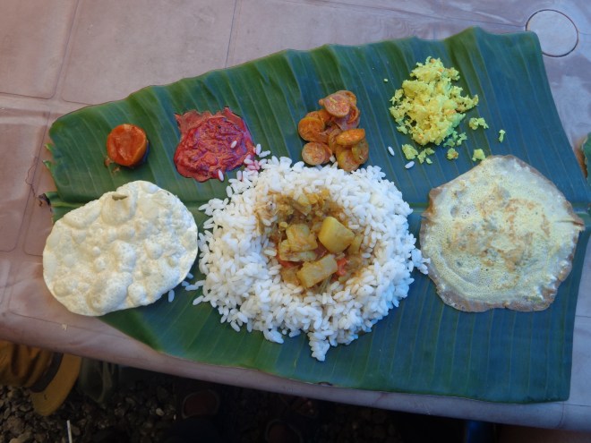 Plat traditionnel du sud de l'Inde, le "thali", du riz accompagné de divers condiments et légumes, servi sur une feuille de banane.... Déjeuner au large d'Alleppey, vendredi 16 décembre. 