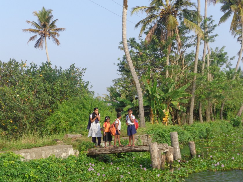 Elèves attendant au quai le bateau pour l'école...