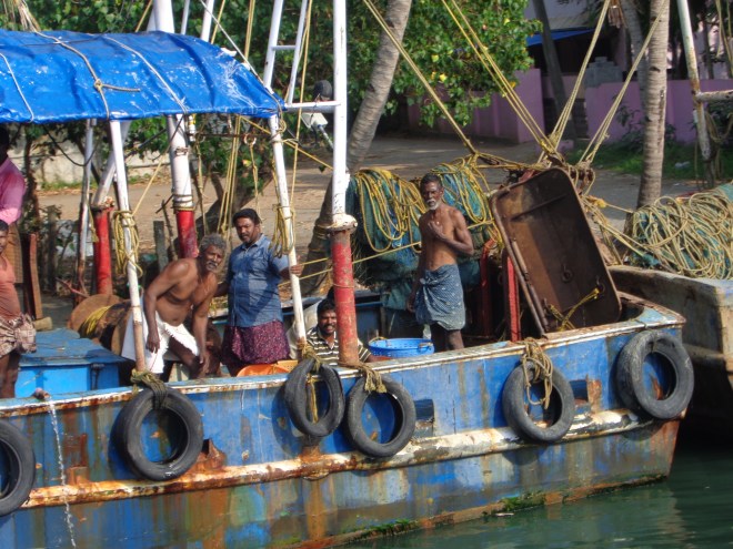 Pêcheurs s'apprêtant à prendre la mer, près de Kollam...