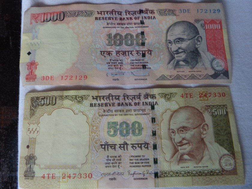 Le billet de 1000 roupies, en haut (environ $20) et celui de 500 roupies ont été sans préavis démonétisés début novembre.