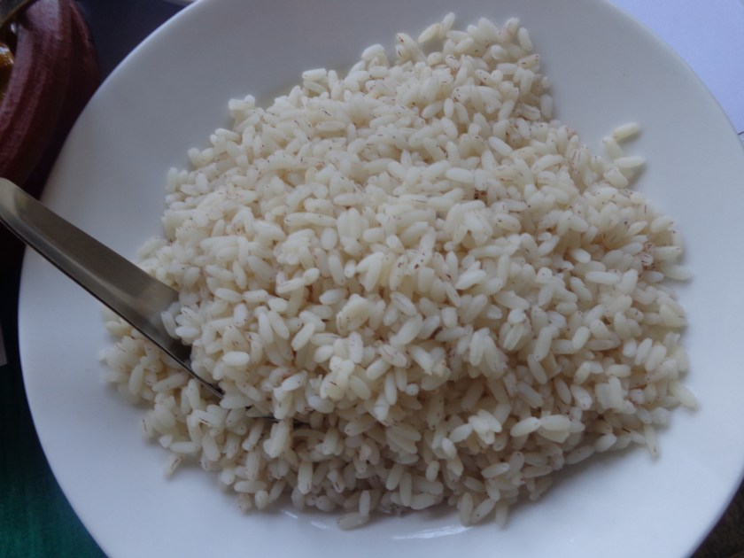 Le riz aux grains très épais, typique de la cuisine locale.