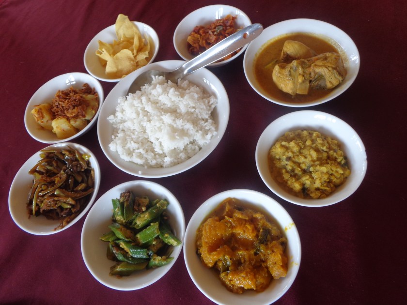 Une des meilleures tables d'Ella, Jade Green & Tea Centre. Pour y déjeuner il faut commander son plat 90 minutes à l'avance, et revenir le déguster dans le restaurant qui es en fait le salon de la maison de famille. Ci-dessus, à gauche 