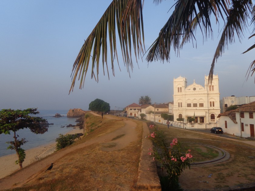 Promenade matinale au-dessus des remparts qui ceinturent la vieille ville de Galle. Ci-dessous, quelques uns des nombreux bâtiments coloniaux reconvertis en magasins.