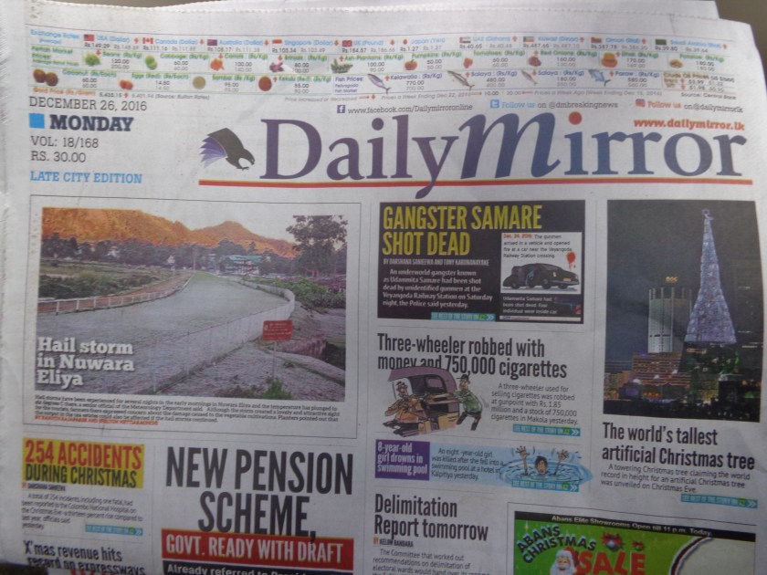 L'un des quatre quotidiens nationaux publiés en anglais au Sri Lanka. Le cinghalais, parlé par l'immense majorité de la population, et le Tamoul, sont les deux langues officielles du pays. L'anglais, comme dan le sud de l'Inde est une langue que seuls les plus instruits comprennent. Dès qu'on s'éloigne des sentiers battus, il n'est plus d'une très grande utilité... Curieusement, on retrouve à la une des journaux, tout en haut, le prix officiel de certains produits de base, comme la noix de coco (50 roupies la pièce) ou...